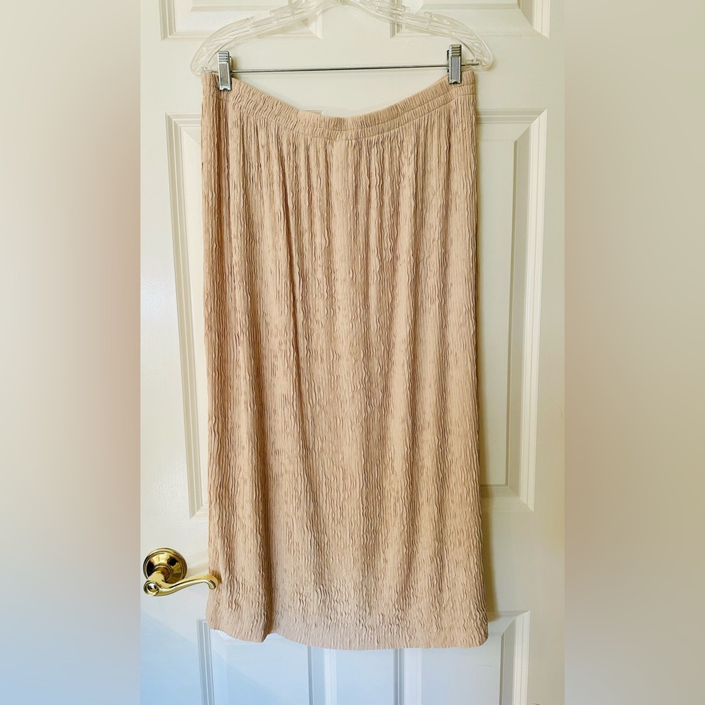 Midi length crinkled style skirt.